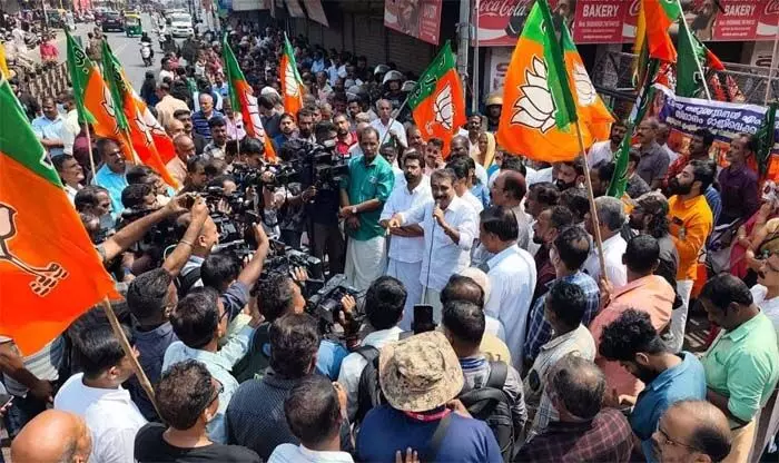 രക്തസാക്ഷി ഫണ്ട് മുക്കിയ എംഎല്എക്കെതിരെ സഖാക്കള് ഒന്നിക്കണം; മറ്റൊരു ടി.പി. ചന്ദ്രശേഖരനാകാന് കുഞ്ഞികൃഷ്ണനെ ബിജെപി വിട്ടുകൊടുക്കില്ല; കുഞ്ഞികൃഷ്ണനെപ്പോലുള്ള നേതാക്കന്മാരെയും ബിജെപിയിലേക്ക് സ്വാഗതം ചെയ്യുന്നുവെന്ന് അഡ്വ. ബി. ഗോപാലകൃഷ്ണന് രക്തസാക്ഷി ഫണ്ട് മുക്കിയ എംഎല്എക്കെതിരെ സഖാക്കള് ഒന്നിക്കണം; മറ്റൊരു ടി.പി. ചന്ദ്രശേഖരനാകാന് കുഞ്ഞികൃഷ്ണനെ ബിജെപി വിട്ടുകൊടുക്കില്ല; കുഞ്ഞികൃഷ്ണനെപ്പോലുള്ള നേതാക്കന്മാരെയും ബിജെപിയിലേക്ക് സ്വാഗതം ചെയ്യുന്നുവെന്ന് അഡ്വ. ബി. ഗോപാലകൃഷ്ണന്