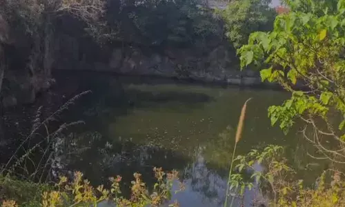 പതിനാറുകാരി ആദിത്യയെ പാറക്കുളത്തില്‍ മരിച്ച നിലയില്‍ കണ്ടെത്തിയ സംഭവം; കൊറിയന്‍ സുഹൃത്തെന്ന പേരില്‍ കബളിപ്പിച്ചതെന്ന് സംശയം;  പെണ്‍കുട്ടിയുടെ ഫോണ്‍ തുറന്ന് പരിശോധിക്കാന്‍ ഒരുങ്ങി പോലിസ്