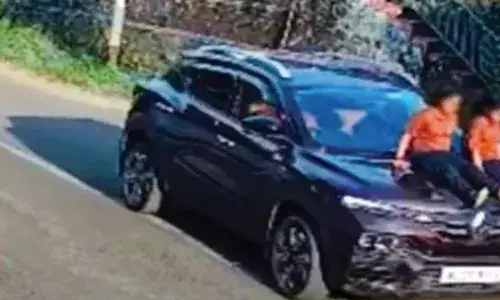 കുട്ടികളെ കാറിന്റെ ബോണറ്റില്‍ ഇരുത്തി സാഹസികയാത്ര; പിതാവിനെതിരെ കേസ്