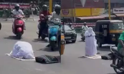 തിരക്കേറിയ റോഡില്‍ സ്ത്രീയുടെ നിസ്‌കാരം; കസ്റ്റഡിയിലെടുത്ത് പോലീസ്; സംഭവം പാലക്കാട്