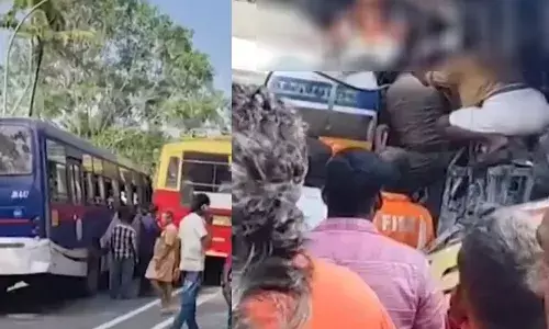 നിര്‍ത്തിയിട്ടിരുന്ന ഓര്‍ഡിനറി ബസിനെ ഓവര്‍ടേക്ക് ചെയ്യാന്‍ ശ്രമം; ഫാസ്റ്റ് പാസഞ്ചര്‍ ബസ് ടാങ്കര്‍ ലോറിയിലേക്ക് ഇടിച്ച് കയറി;  അപകടത്തില്‍ ഒട്ടേറെ പേര്‍ക്ക് പരിക്ക്‌