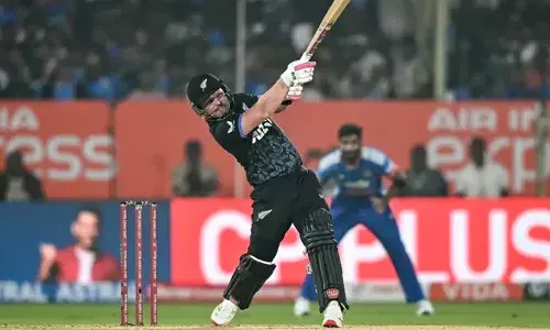 ഇന്നലെ പരിശീലന സമയത്ത് നല്ല മഞ്ഞുണ്ടായിരുന്നു എന്ന് സൂര്യകുമാര്‍ യാദവ്;  മഞ്ഞ് വീണു തുടങ്ങിയതായി സാന്റ്നറും; ടോസിലെ ഭാഗ്യം തുണച്ചതോടെ ഫീല്‍ഡിംഗ് തെരഞ്ഞെടുത്ത് ഇന്ത്യന്‍ ക്യാപ്റ്റന്‍; പവര്‍പ്ലേയില്‍ തകര്‍ത്തടിച്ച് ടിം സീഫെര്‍ട്ട്; ന്യൂസിലന്‍ഡിന് മികച്ച തുടക്കം