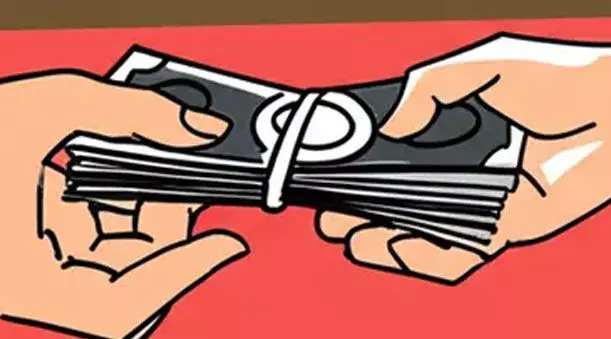 കൈക്കൂലി കേസ്: മുന് വില്ലേജ് ഓഫീസര്ക്കും സഹായിക്കും അഞ്ചുവര്ഷം തടവ് കൈക്കൂലി കേസ്: മുന് വില്ലേജ് ഓഫീസര്ക്കും സഹായിക്കും അഞ്ചുവര്ഷം തടവ്