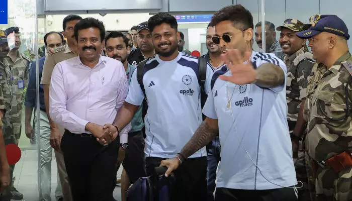 സഞ്ജുവിനായി ആര്പ്പുവിളിച്ച് മല്ലു ഫാന്സ്; വിമാനത്താവളത്തില് വഴിയൊരുക്കി സൂര്യകുമാര് യാദവ്; തിരുവനന്തപുരം ഇളകിമറിഞ്ഞു; കാര്യവട്ടം കാത്തിരിക്കുന്നത് സഞ്ജുവിന്റെ വെടിക്കെട്ടിനായി; കോവളത്ത് ലീലാ റാവിസില് താമസം; കീവീസ് പട ഹയാത്തിലും; അനന്തപുരി ഇനി ക്രിക്കറ്റ് ലഹരിയില് സഞ്ജുവിനായി ആര്പ്പുവിളിച്ച് മല്ലു ഫാന്സ്; വിമാനത്താവളത്തില് വഴിയൊരുക്കി സൂര്യകുമാര് യാദവ്; തിരുവനന്തപുരം ഇളകിമറിഞ്ഞു; കാര്യവട്ടം കാത്തിരിക്കുന്നത് സഞ്ജുവിന്റെ വെടിക്കെട്ടിനായി; കോവളത്ത് ലീലാ റാവിസില് താമസം; കീവീസ് പട ഹയാത്തിലും; അനന്തപുരി ഇനി ക്രിക്കറ്റ് ലഹരിയില്