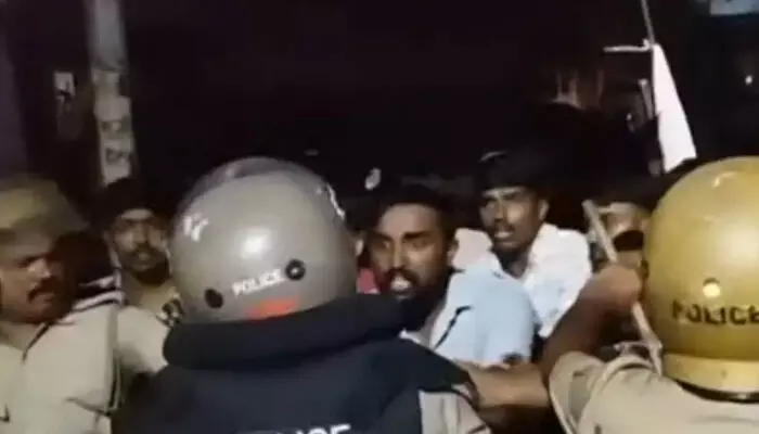 കണ്ണൂര് വീണ്ടും സംഘര്ഷം; ഡിസിസി ഓഫീസിലേക്ക് കല്ലേറ്; പയ്യന്നൂരില് കൊടിയും തോരണവും നശിപ്പിച്ചു; രക്തസാക്ഷി ഫണ്ട് തട്ടിപ്പ് വെളിപ്പെടുത്തലില് വിമര്ശനം കടുത്തതോടെ പ്രതികാരം; തെരുവിലിറങ്ങി ഏറ്റുമുട്ടി ഡിവൈഎഫ്ഐയും യൂത്ത് കോണ്ഗ്രസും കണ്ണൂര് വീണ്ടും സംഘര്ഷം; ഡിസിസി ഓഫീസിലേക്ക് കല്ലേറ്; പയ്യന്നൂരില് കൊടിയും തോരണവും നശിപ്പിച്ചു; രക്തസാക്ഷി ഫണ്ട് തട്ടിപ്പ് വെളിപ്പെടുത്തലില് വിമര്ശനം കടുത്തതോടെ പ്രതികാരം; തെരുവിലിറങ്ങി ഏറ്റുമുട്ടി ഡിവൈഎഫ്ഐയും യൂത്ത് കോണ്ഗ്രസും