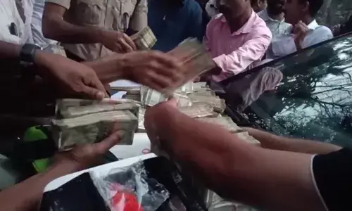 കാറിന്റെ സീറ്റിനടിയിലെ രഹസ്യ അറയില്‍ സൂക്ഷിച്ചത് 73 ലക്ഷം രൂപ; രേഖകളില്ലാത്ത പണവുമായി കൊടുവള്ളി സ്വദേശികള്‍ പിടിയില്‍