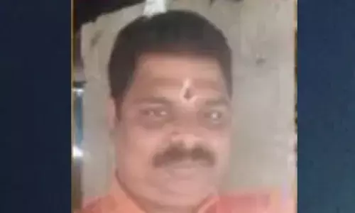 വീട്ടിലേക്ക് കയറ്റിയ കാര്‍ നിയന്ത്രണം വിട്ട് പിന്നിലേക്ക് ഉരുണ്ട് ബൈക്കിലിടിച്ചു; ബൈക്ക് യാത്രികന് ദാരുണ മരണം