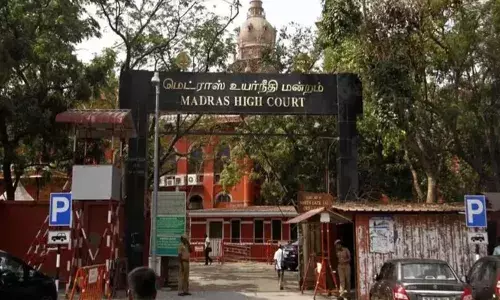 പീഡന പരാതി നല്‍കിയത് അമ്മയുടെ പ്രേരണയിലെന്ന് പതിമൂന്നുകാരി; അച്ഛന്റെ തടവ് ശിക്ഷ റദ്ദാക്കി ഹൈക്കോടതി: അമ്മയ്ക്ക് രൂക്ഷ വിമര്‍ശനം