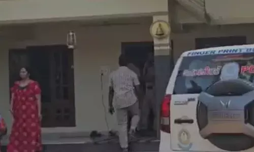 നേരം ഇരുട്ടിയാൽ മൂത്ത മകൻ്റെ വീട്ടിലേക്ക് പോകുന്നത് പതിവ്; തിരിച്ചെത്തിയപ്പോൾ അമ്മയ്ക്ക് ഞെട്ടൽ; പന്തളത്ത് പ്രവാസിയുടെ വീട്ടിൽ വൻ കവർച്ച; സ്വർണാഭരണങ്ങൾ എല്ലാം നഷ്ടപ്പെട്ടു