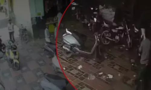 രണ്ടുംകല്പിച്ചുള്ള വീശിൽ തള്ളവിരലിനും ചെവിക്കും മാരക പരിക്ക്; മലപ്പുറത്തെ ബിവറേജസിന് സമീപം കത്തിക്കുത്ത്; അക്രമിയെ തേടി പോലീസ്