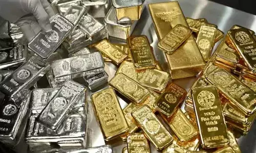 സ്വര്‍ണ്ണത്തിന് പിന്നാലെ വെള്ളി വിലയും ചരിത്രത്തിലെ ഏറ്റവും വലിയ ഉയരത്തില്‍; കിലോഗ്രാമിന് 4 ലക്ഷം രൂപ എന്ന റെക്കോര്‍ഡ് മാര്‍ക്ക് കടന്ന് മുന്നേറ്റം