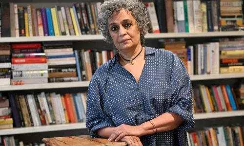 ഡൽഹി ഭരിക്കുന്നവർക്ക് കേരളത്തിൽ ഇടം നൽകരുത്, രാഷ്ട്രീയ-സാംസ്കാരിക പൈതൃകം സംരക്ഷിക്കണം; ഫാസിസം ജനങ്ങളിലേക്ക് പടർന്നിരിക്കുകയാണെന്നും അരുന്ധതി റോയ്