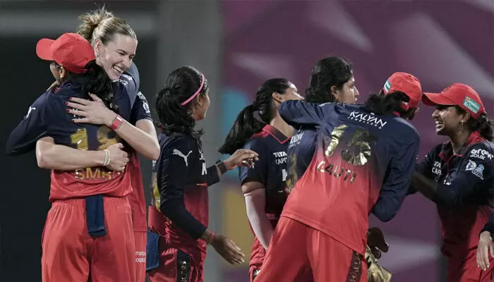 എറിഞ്ഞൊതുക്കി ഡി ക്ലെർക്ക്, വെടിക്കെട്ട് ബാറ്റിങുമായി സ്മൃതി മന്ധാനയും ഗ്രേസ് ഹാരിസും; യുപി വാരിയേഴ്സിനെ തകർത്തത് എട്ട് വിക്കറ്റിന്; വനിതാ പ്രീമിയർ ലീഗിൽ റോയൽ ചലഞ്ചേഴ്സ് ബെംഗളൂരു ഫൈനലിൽ എറിഞ്ഞൊതുക്കി ഡി ക്ലെർക്ക്, വെടിക്കെട്ട് ബാറ്റിങുമായി സ്മൃതി മന്ധാനയും ഗ്രേസ് ഹാരിസും; യുപി വാരിയേഴ്സിനെ തകർത്തത് എട്ട് വിക്കറ്റിന്; വനിതാ പ്രീമിയർ ലീഗിൽ റോയൽ ചലഞ്ചേഴ്സ് ബെംഗളൂരു ഫൈനലിൽ