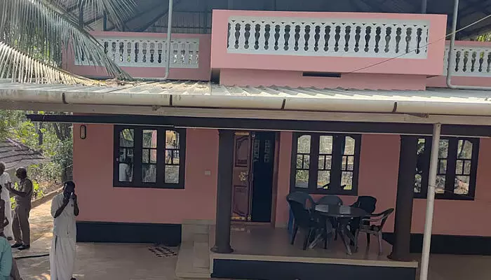 തൃശൂരില് വയോധികസഹോദരിമാരായ മൂന്നുപേര് കൂട്ടആത്മഹത്യക്ക് ശ്രമിച്ചു; ഒരാള് മരിച്ചു, രണ്ടുപേരുടെ നില ഗുരുതരം തൃശൂരില് വയോധികസഹോദരിമാരായ മൂന്നുപേര് കൂട്ടആത്മഹത്യക്ക് ശ്രമിച്ചു; ഒരാള് മരിച്ചു, രണ്ടുപേരുടെ നില ഗുരുതരം