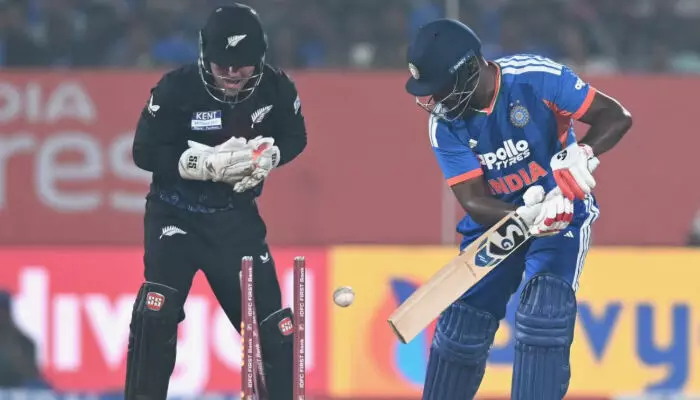 സഞ്ജു എന്നും സഞ്ജു തന്നെയാണ്; അവന്റെ കഴിവിനെക്കുറിച്ച് നമുക്കെല്ലാം വ്യക്തമായ ധാരണയുണ്ട്; സമ്മര്ദങ്ങളെ എങ്ങനെ അതിജീവിക്കണം എന്ന് അറിയാം; മലയാളി താരത്തെ പിന്തുണച്ച് ഇന്ത്യയുടെ ബാറ്റിംഗ് കോച്ച്; ഹോം ഗ്രൗണ്ടിലെ മിന്നും പ്രകടനത്തിനായി പ്രതീക്ഷയോടെ ആരാധകര് സഞ്ജു എന്നും സഞ്ജു തന്നെയാണ്; അവന്റെ കഴിവിനെക്കുറിച്ച് നമുക്കെല്ലാം വ്യക്തമായ ധാരണയുണ്ട്; സമ്മര്ദങ്ങളെ എങ്ങനെ അതിജീവിക്കണം എന്ന് അറിയാം; മലയാളി താരത്തെ പിന്തുണച്ച് ഇന്ത്യയുടെ ബാറ്റിംഗ് കോച്ച്; ഹോം ഗ്രൗണ്ടിലെ മിന്നും പ്രകടനത്തിനായി പ്രതീക്ഷയോടെ ആരാധകര്