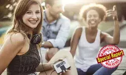 സ്പോട്ടിഫൈ വേണ്ട, സ്മാര്ട്ട് വാച്ചും വേണ്ട! പഴയ നോട്ട്ബുക്കും വിന്റേജ് വസ്ത്രങ്ങളുമായി കളം നിറയുന്ന ജെന്സികളും മില്ലെനിയകളും; കൈപ്പടയില് എഴുതുന്ന കത്തുകളും പഴയ ക്യാമറകളും വീണ്ടും ട്രെന്ഡ്! ഗൂഗിള് ഓഫീസുകളില് പോലും അണ്പ്ലഗ്ഡ് സോണുകള്! ട്രെന്ഡായി അനലോഗ് ലൈഫ് സ്റ്റൈല് സ്പോട്ടിഫൈ വേണ്ട, സ്മാര്ട്ട് വാച്ചും വേണ്ട! പഴയ നോട്ട്ബുക്കും വിന്റേജ് വസ്ത്രങ്ങളുമായി കളം നിറയുന്ന ജെന്സികളും മില്ലെനിയകളും; കൈപ്പടയില് എഴുതുന്ന കത്തുകളും പഴയ ക്യാമറകളും വീണ്ടും ട്രെന്ഡ്! ഗൂഗിള് ഓഫീസുകളില് പോലും അണ്പ്ലഗ്ഡ് സോണുകള്! ട്രെന്ഡായി അനലോഗ് ലൈഫ് സ്റ്റൈല്