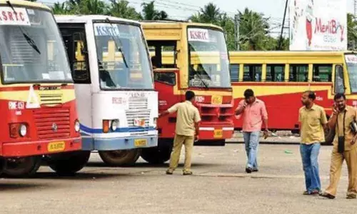 മദ്യപിച്ചെത്തിയ യാത്രക്കാരന്റെ മുഖത്തടിച്ച് കെഎസ്ആര്ടിസി ജീവനക്കാരന്; മര്ദിക്കുന്ന വീഡിയോ പുറത്ത് മദ്യപിച്ചെത്തിയ യാത്രക്കാരന്റെ മുഖത്തടിച്ച് കെഎസ്ആര്ടിസി ജീവനക്കാരന്; മര്ദിക്കുന്ന വീഡിയോ പുറത്ത്