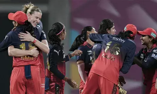 എറിഞ്ഞൊതുക്കി ഡി ക്ലെർക്ക്, വെടിക്കെട്ട് ബാറ്റിങുമായി സ്മൃതി മന്ധാനയും ഗ്രേസ് ഹാരിസും; യുപി വാരിയേഴ്സിനെ തകർത്തത് എട്ട് വിക്കറ്റിന്; വനിതാ പ്രീമിയർ ലീഗിൽ റോയൽ ചലഞ്ചേഴ്സ് ബെംഗളൂരു ഫൈനലിൽ