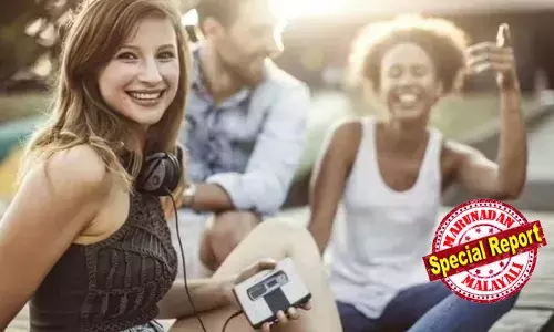 സ്‌പോട്ടിഫൈ വേണ്ട, സ്മാര്‍ട്ട് വാച്ചും വേണ്ട! പഴയ നോട്ട്ബുക്കും വിന്റേജ് വസ്ത്രങ്ങളുമായി കളം നിറയുന്ന ജെന്‍സികളും മില്ലെനിയകളും; കൈപ്പടയില്‍ എഴുതുന്ന കത്തുകളും പഴയ ക്യാമറകളും വീണ്ടും ട്രെന്‍ഡ്! ഗൂഗിള്‍ ഓഫീസുകളില്‍ പോലും അണ്‍പ്ലഗ്ഡ് സോണുകള്‍!  ട്രെന്‍ഡായി അനലോഗ് ലൈഫ് സ്‌റ്റൈല്‍