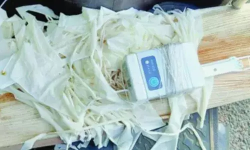 ബല്‍ത്തങ്ങാടിയിലെ കൃഷിപ്പാടത്ത് വിദേശ നിര്‍മിത ഇലക്ട്രോണിക് ഉപകരണവും ബലൂണ്‍ അവശിഷ്ടങ്ങളും; പരിഭ്രാന്തിയില്‍ പ്രദേശവാസികള്‍; പൊലീസ് പരിശോധന