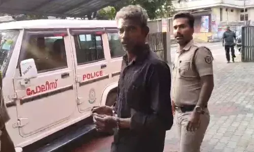 വീട്ടമ്മയില്‍ സംശയം; വീടിന്റെ വാതില്‍ പുറമേ നിന്ന് പൂട്ടി മുറിക്കുളളില്‍ പെട്രോള്‍ ഒഴിച്ച് തീ കൊളുത്തി; മക്കള്‍ ഓടിളക്കി രക്ഷപ്പെട്ടു; വീട്ടമ്മയ്ക്ക് പൊളളലേറ്റു; പ്രതിയെ അറസ്റ്റ് ചെയ്ത് പോലീസ്