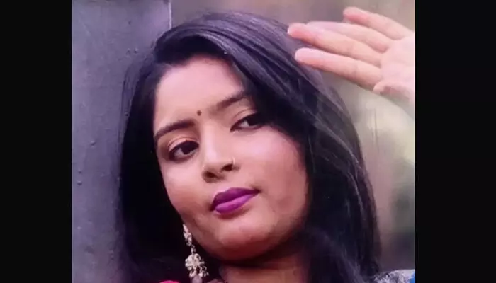 കാണാന് കുരങ്ങിനെ പോലെയുണ്ട്; ഭര്ത്താവ് കളിയാക്കിയതില് മനംനൊന്ത് ഭാര്യ ജീവനൊടുക്കി കാണാന് കുരങ്ങിനെ പോലെയുണ്ട്; ഭര്ത്താവ് കളിയാക്കിയതില് മനംനൊന്ത് ഭാര്യ ജീവനൊടുക്കി