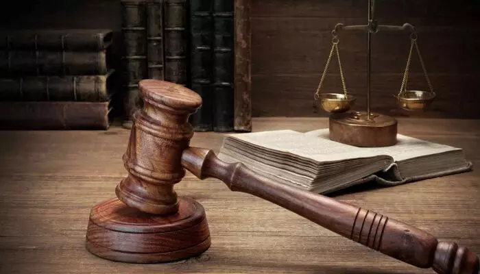 മിഠായി നല്കാമെന്ന് പറഞ്ഞ് 12 വയസുകാരിയെ ശുചിമുറിയിലെത്തിച്ച് പീഡിപ്പിച്ചു; 56കാരന് 43 വര്ഷം തടവും പിഴയും മിഠായി നല്കാമെന്ന് പറഞ്ഞ് 12 വയസുകാരിയെ ശുചിമുറിയിലെത്തിച്ച് പീഡിപ്പിച്ചു; 56കാരന് 43 വര്ഷം തടവും പിഴയും