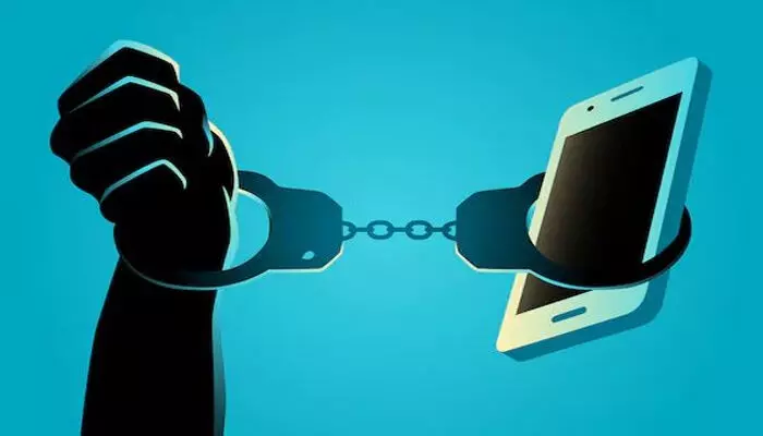 സിബിഐ ഉദ്യോഗസ്ഥരെന്ന വ്യാജേന വയോധികനെ ഡിജിറ്റല് അറസ്റ്റിലാക്കി; ആലപ്പുഴയില് 72കാരനെ കബളിപ്പിച്ച് തട്ടിയത് 25.25 ലക്ഷം രൂപ സിബിഐ ഉദ്യോഗസ്ഥരെന്ന വ്യാജേന വയോധികനെ ഡിജിറ്റല് അറസ്റ്റിലാക്കി; ആലപ്പുഴയില് 72കാരനെ കബളിപ്പിച്ച് തട്ടിയത് 25.25 ലക്ഷം രൂപ