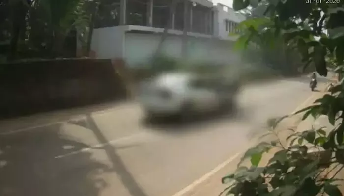 സഹോദരന്റെ പണമിടപാടിനെ ചൊല്ലി തര്ക്കം; കോഴിക്കോട് കൂളിമാട് രണ്ട് യുവാക്കളെ കാറിടിച്ച് കൊലപ്പെടുത്താന് ശ്രമം സഹോദരന്റെ പണമിടപാടിനെ ചൊല്ലി തര്ക്കം; കോഴിക്കോട് കൂളിമാട് രണ്ട് യുവാക്കളെ കാറിടിച്ച് കൊലപ്പെടുത്താന് ശ്രമം