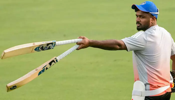 കാര്യവട്ടത്തെ പിച്ച് ബാറ്റിങ്ങിന് അനുകൂലം; ടോസ് ജയിച്ച് സൂര്യകുമാര്; ഇന്ത്യ ആദ്യം ബാറ്റു ചെയ്യും; ഇഷാനും അക്സറും വരുണും തിരിച്ചെത്തി; ഓപ്പണറായി സഞ്ജു തകര്ക്കുമോ? ആരാധകര് ആവേശത്തില്; ക്രിക്കറ്റ് ലഹരിയില് തിരുവനന്തപുരം കാര്യവട്ടത്തെ പിച്ച് ബാറ്റിങ്ങിന് അനുകൂലം; ടോസ് ജയിച്ച് സൂര്യകുമാര്; ഇന്ത്യ ആദ്യം ബാറ്റു ചെയ്യും; ഇഷാനും അക്സറും വരുണും തിരിച്ചെത്തി; ഓപ്പണറായി സഞ്ജു തകര്ക്കുമോ? ആരാധകര് ആവേശത്തില്; ക്രിക്കറ്റ് ലഹരിയില് തിരുവനന്തപുരം