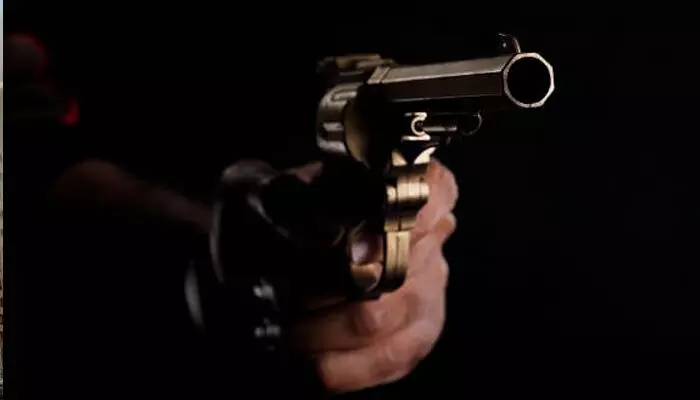 എ.ടി.എമ്മില് പണം നിക്ഷേപിക്കുന്നതിനിടെ വെടിയുതിര്ത്ത് കവര്ച്ച; കോഴിക്കോട് സ്വദേശിക്ക് നഷ്ടമായത് ആറ് ലക്ഷം രൂപ എ.ടി.എമ്മില് പണം നിക്ഷേപിക്കുന്നതിനിടെ വെടിയുതിര്ത്ത് കവര്ച്ച; കോഴിക്കോട് സ്വദേശിക്ക് നഷ്ടമായത് ആറ് ലക്ഷം രൂപ