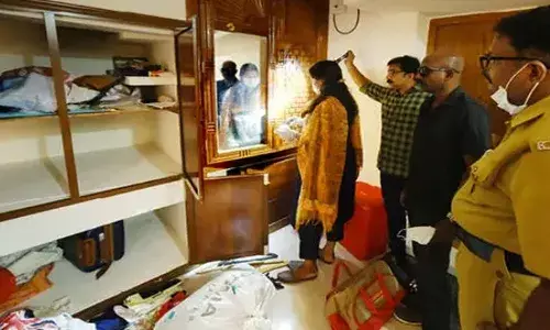 ചെന്നിത്തലയില് പ്രവാസിയുടെ വീട്ടില് വന്കവര്ച്ച; 20 പവന് സ്വര്ണവും ലാപ്ടോപ്പും വിദേശ കറന്സിയും കവര്ന്നു ചെന്നിത്തലയില് പ്രവാസിയുടെ വീട്ടില് വന്കവര്ച്ച; 20 പവന് സ്വര്ണവും ലാപ്ടോപ്പും വിദേശ കറന്സിയും കവര്ന്നു