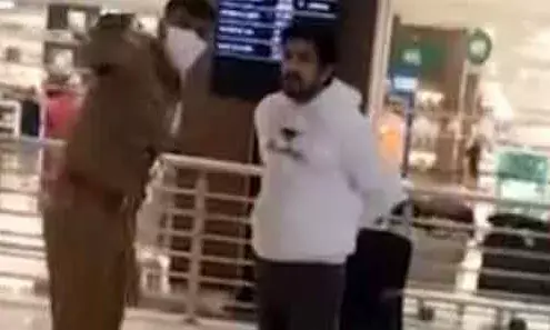 കസ്റ്റംസ് ഉദ്യോഗസ്ഥരെ അസഭ്യം പറയുകയും വധഭീഷണി മുഴക്കുകയും ചെയ്തു; നെടുമ്പാശ്ശാരിയില് മണിക്കൂറുകളോളം വിമാനത്താവളത്തില് പരിഭ്രാന്തി പരത്തി കാഞ്ഞൂരുകാരന് കസ്റ്റംസ് ഉദ്യോഗസ്ഥരെ അസഭ്യം പറയുകയും വധഭീഷണി മുഴക്കുകയും ചെയ്തു; നെടുമ്പാശ്ശാരിയില് മണിക്കൂറുകളോളം വിമാനത്താവളത്തില് പരിഭ്രാന്തി പരത്തി കാഞ്ഞൂരുകാരന്