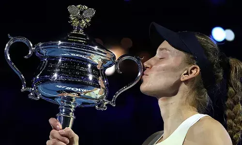 മൂന്നാം സെറ്റിലെ ആ നാടകീയ നിമിഷങ്ങള്‍...; തോല്‍വി ഉറപ്പിച്ചിടത്തുനിന്നും പൊരുതിക്കയറി കിരീടനേട്ടത്തില്‍;  ഓസ്‌ട്രേലിയന്‍ ഓപ്പണ്‍ വനിതാ സിംഗിള്‍സ് കിരീടം എലേന റീബകീനയ്ക്ക്;  ഫൈനലില്‍ സബലേങ്കയെ വീഴ്ത്തി; 2023ലെ തോല്‍വിക്ക് മധുര പ്രതികാരം