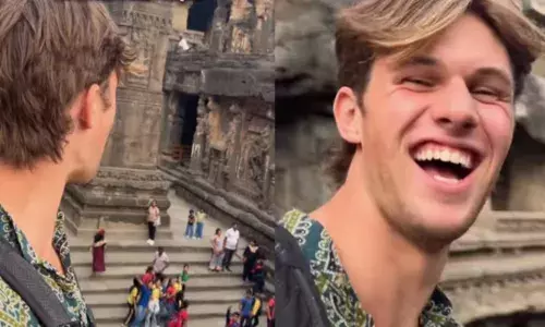 ഞാൻ ഇപ്പോൾ ഇന്ത്യയിലാണ്; ഇത് കാണൂ..; ഭാരത് മാതാ കീ ജയ് എന്ന് വിളിച്ച് വിദേശ പൗരൻ; ഇതോടെ ആവേശത്തിലായി ചുറ്റും കൂടിയ ആളുകൾ; മറുപടിയുമായി നെറ്റിസൺസ്