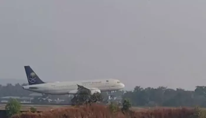 കരിപ്പൂർ ആകാശത്ത് വട്ടമിട്ട് പറന്ന സൗദി എയർലൈൻസിനെ കണ്ട് വീണ്ടും ആഹ്ളാദത്തിലായ പ്രവാസ ലോകം; പ്രതീക്ഷയുടെ ചിറകുകൾ വിരിച്ച് ചക്രങ്ങൾ താഴ്ത്തി ലാൻഡിംഗ്; ഇത് ചരിത്ര നിമിഷം കരിപ്പൂർ ആകാശത്ത് വട്ടമിട്ട് പറന്ന സൗദി എയർലൈൻസിനെ കണ്ട് വീണ്ടും ആഹ്ളാദത്തിലായ പ്രവാസ ലോകം; പ്രതീക്ഷയുടെ ചിറകുകൾ വിരിച്ച് ചക്രങ്ങൾ താഴ്ത്തി ലാൻഡിംഗ്; ഇത് ചരിത്ര നിമിഷം