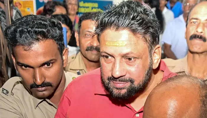 ജയിലില് വച്ച് നെഞ്ചുവേദന, ശബരിമല തന്ത്രി മെഡിക്കല് കോളേജ് സെല്ലില്; കണ്ഠര് രാജീവര്ക്ക് നാളെ ആഞ്ചിയോഗ്രാം; ആശുപത്രിയിലേക്ക് മാറ്റിയത് സ്വര്ണ്ണക്കൊള്ളയിലെ ഒരു കേസില് ജാമ്യാപേക്ഷ നാളെ കോടതി പരിഗണിക്കാനിരിക്കെ ജയിലില് വച്ച് നെഞ്ചുവേദന, ശബരിമല തന്ത്രി മെഡിക്കല് കോളേജ് സെല്ലില്; കണ്ഠര് രാജീവര്ക്ക് നാളെ ആഞ്ചിയോഗ്രാം; ആശുപത്രിയിലേക്ക് മാറ്റിയത് സ്വര്ണ്ണക്കൊള്ളയിലെ ഒരു കേസില് ജാമ്യാപേക്ഷ നാളെ കോടതി പരിഗണിക്കാനിരിക്കെ