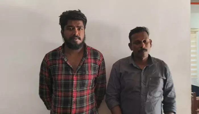 ഭാര്യയുടെ സ്വർണം പണയം വെച്ച കാശിന് കഞ്ചാവ് വാങ്ങി; വില്പ്പനയ്ക്കായി കടത്തികൊണ്ട് വരുമ്പോൾ പോലീസിന്റെ പിടിയിൽ; രണ്ട് പേർ പിടിയിൽ ഭാര്യയുടെ സ്വർണം പണയം വെച്ച കാശിന് കഞ്ചാവ് വാങ്ങി; വില്പ്പനയ്ക്കായി കടത്തികൊണ്ട് വരുമ്പോൾ പോലീസിന്റെ പിടിയിൽ; രണ്ട് പേർ പിടിയിൽ