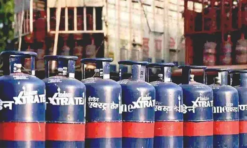 ബജറ്റ് അവതരിപ്പിക്കാൻ മണിക്കൂറുകൾ മാത്രം ബാക്കി നിൽക്കെ ഇരുട്ടടി..!! വാണിജ്യ എൽപിജി വില വർധിപ്പിച്ചു; സിലിണ്ടറിന് കൂടിയത് 49 രൂപ; ഗാർഹിക സിലിണ്ടർ വിലയില്‍ മാറ്റമില്ല