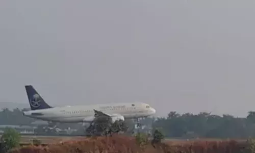 കരിപ്പൂർ ആകാശത്ത് വട്ടമിട്ട് പറന്ന സൗദി എയർലൈൻസിനെ കണ്ട് വീണ്ടും ആഹ്ളാദത്തിലായ പ്രവാസ ലോകം; പ്രതീക്ഷയുടെ ചിറകുകൾ വിരിച്ച് ചക്രങ്ങൾ താഴ്ത്തി ലാൻഡിംഗ്; ഇത് ചരിത്ര നിമിഷം കരിപ്പൂർ ആകാശത്ത് വട്ടമിട്ട് പറന്ന സൗദി എയർലൈൻസിനെ കണ്ട് വീണ്ടും ആഹ്ളാദത്തിലായ പ്രവാസ ലോകം; പ്രതീക്ഷയുടെ ചിറകുകൾ വിരിച്ച് ചക്രങ്ങൾ താഴ്ത്തി ലാൻഡിംഗ്; ഇത് ചരിത്ര നിമിഷം