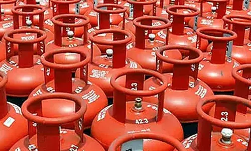 രാജ്യത്ത് പാചക വാതക വില കൂട്ടി; വാണിജ്യ സിലിണ്ടറുകളുടെ വില ഒറ്റയടിക്ക് 49 രൂപ വര്‍ദ്ധിപ്പിച്ചു; ഗാര്‍ഹിക സിലിണ്ടറുകള്‍ക്ക് കൂട്ടാത്തത് ആശ്വാസം