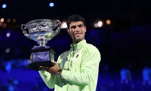 കരിയർ ഗ്രാൻഡ് സ്ലാം നേടുന്ന ഏറ്റവും പ്രായം കുറഞ്ഞ താരം; ആദ്യ സെറ്റ് നഷ്ടമായതിന് ശേഷം ചരിത്ര വിജയം; ഓസ്‌ട്രേലിയൻ ഓപ്പൺ പുരുഷ സിംഗിൾസ് കിരീടം അൽക്കരാസിന്; നദാലിന്റെ റെക്കോർഡും പഴങ്കഥ