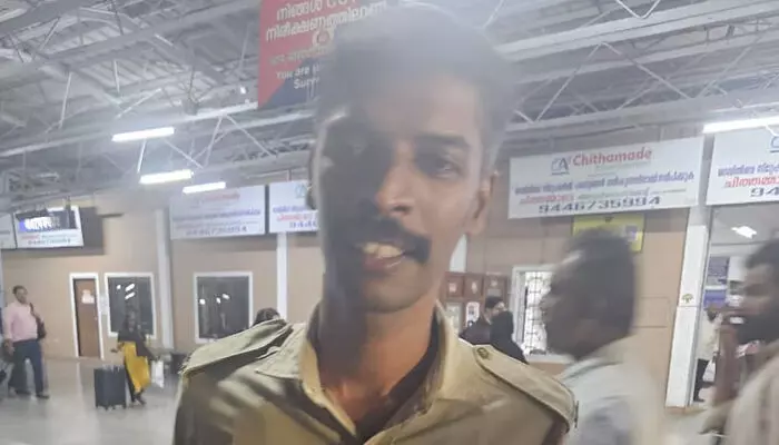 മാതാപിതാക്കള് കയറിയതിനു പിന്നാലെ ട്രെയിനിന്റെ വാതിലടഞ്ഞു; വന്ദേഭാരതില് കയറാനാകാതെ ഒറ്റപ്പെട്ട കുട്ടിക്ക് രക്ഷകനായി ആര്പിഎഫ് ഉദ്യോഗസ്ഥന് മാതാപിതാക്കള് കയറിയതിനു പിന്നാലെ ട്രെയിനിന്റെ വാതിലടഞ്ഞു; വന്ദേഭാരതില് കയറാനാകാതെ ഒറ്റപ്പെട്ട കുട്ടിക്ക് രക്ഷകനായി ആര്പിഎഫ് ഉദ്യോഗസ്ഥന്