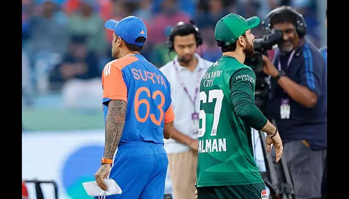 വിരമിക്കല്‍ പ്രഖ്യാപിച്ച ശേഷം നാലു ദിവസത്തിനുള്ളില്‍ തിരിച്ചുവരുന്നവര്‍;  തീരുമാനം മാറ്റിയാല്‍ അത്ഭുതപ്പെടാനില്ല; ലോകകപ്പില്‍ ഇന്ത്യക്കെതിരായ മത്സരം ബഹിഷ്‌കരിച്ച പാക്കിസ്ഥാനെ പരിഹസിച്ച് ഗവാസ്‌കര്‍