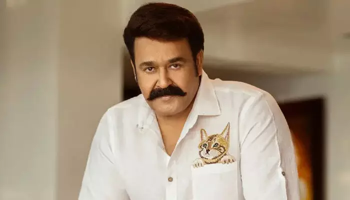 മീശ പിരിച്ച്, തോൾ ചരിച്ച് ലാലേട്ടൻ; വന്താ സുട്ടാ.. തിരുമ്പി വന്താ.. റിപ്പീറ്റ് എന്ന് തരുൺ മൂർത്തിയുടെ കമന്റ്; സോഷ്യൽ മീഡിയ തൂക്കി മോഹൻലാലിന്റെ പുതിയ ചിത്രം മീശ പിരിച്ച്, തോൾ ചരിച്ച് ലാലേട്ടൻ; വന്താ സുട്ടാ.. തിരുമ്പി വന്താ.. റിപ്പീറ്റ് എന്ന് തരുൺ മൂർത്തിയുടെ കമന്റ്; സോഷ്യൽ മീഡിയ തൂക്കി മോഹൻലാലിന്റെ പുതിയ ചിത്രം