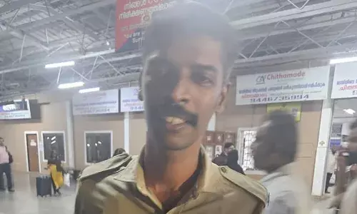 മാതാപിതാക്കള് കയറിയതിനു പിന്നാലെ ട്രെയിനിന്റെ വാതിലടഞ്ഞു; വന്ദേഭാരതില് കയറാനാകാതെ ഒറ്റപ്പെട്ട കുട്ടിക്ക് രക്ഷകനായി ആര്പിഎഫ് ഉദ്യോഗസ്ഥന് മാതാപിതാക്കള് കയറിയതിനു പിന്നാലെ ട്രെയിനിന്റെ വാതിലടഞ്ഞു; വന്ദേഭാരതില് കയറാനാകാതെ ഒറ്റപ്പെട്ട കുട്ടിക്ക് രക്ഷകനായി ആര്പിഎഫ് ഉദ്യോഗസ്ഥന്