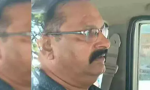 ശബരിമല സ്വര്ണ്ണക്കൊള്ളക്കേസ്: വിജിലന്സിന് വീഴ്ച; മുന് എക്സിക്യൂട്ടീവ് ഓഫീസര് സുധീഷ് കുമാറിന് ജാമ്യം; എന്. വാസു വീണ്ടും റിമാന്ഡില് ശബരിമല സ്വര്ണ്ണക്കൊള്ളക്കേസ്: വിജിലന്സിന് വീഴ്ച; മുന് എക്സിക്യൂട്ടീവ് ഓഫീസര് സുധീഷ് കുമാറിന് ജാമ്യം; എന്. വാസു വീണ്ടും റിമാന്ഡില്