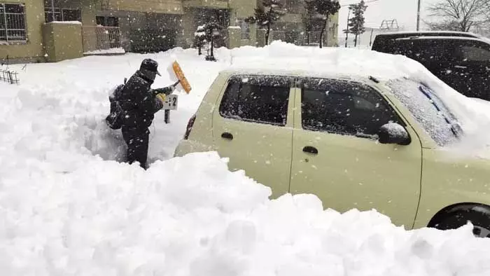 ജപ്പാനില് കനത്ത മഞ്ഞുവീഴ്ച; രണ്ടാഴ്ചയ്ക്കിടെ മരണം 30 ആയി, ജനജീവിതം ദുസ്സഹം ജപ്പാനില് കനത്ത മഞ്ഞുവീഴ്ച; രണ്ടാഴ്ചയ്ക്കിടെ മരണം 30 ആയി, ജനജീവിതം ദുസ്സഹം