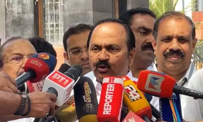 പ്രതിപക്ഷത്തെ പ്രകോപിപ്പിച്ചത് വാച്ച് ആന്റ് വാര്ഡ്; സഭയില് ബാനര് പിടിക്കുന്നത് ആദ്യമായാണോ? ഇതില് പ്രതിഷേധിച്ചാണ് ഡയസിലേക്ക് കയറിയത്; ജനാധിപത്യ രീതിയില് തന്നെയാണ് തങ്ങള് പ്രതിഷേധിച്ചത്: വി ഡി സതീശന്റെ വിശദീകരണം ഇങ്ങനെ പ്രതിപക്ഷത്തെ പ്രകോപിപ്പിച്ചത് വാച്ച് ആന്റ് വാര്ഡ്; സഭയില് ബാനര് പിടിക്കുന്നത് ആദ്യമായാണോ? ഇതില് പ്രതിഷേധിച്ചാണ് ഡയസിലേക്ക് കയറിയത്; ജനാധിപത്യ രീതിയില് തന്നെയാണ് തങ്ങള് പ്രതിഷേധിച്ചത്: വി ഡി സതീശന്റെ വിശദീകരണം ഇങ്ങനെ