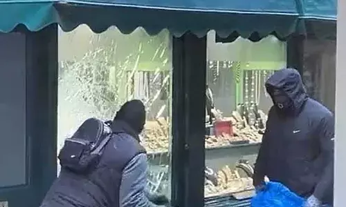 300 ജ്വല്ലറികളുള്ള ഡയമണ്ട് സിറ്റി സേഫ്..! ലണ്ടനിലെ മറ്റ് പ്രദേശങ്ങളില്‍ പട്ടാപ്പകല്‍ ജ്വല്ലറി കുത്തി തുറന്ന് സ്വര്‍ണവും റോളക്‌സ് വസിച്ചും മോഷ്ടിക്കുന്നത് പതിവ്